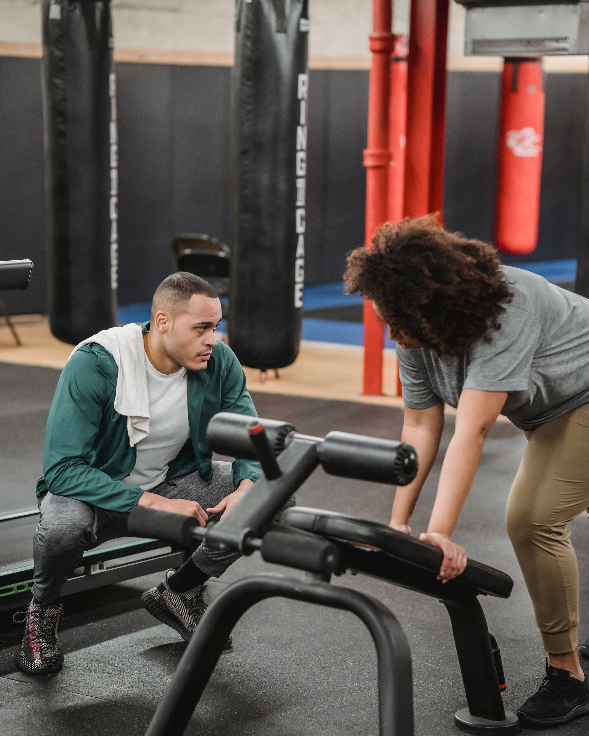 Mujer entrenando en el equipamiento de la sala